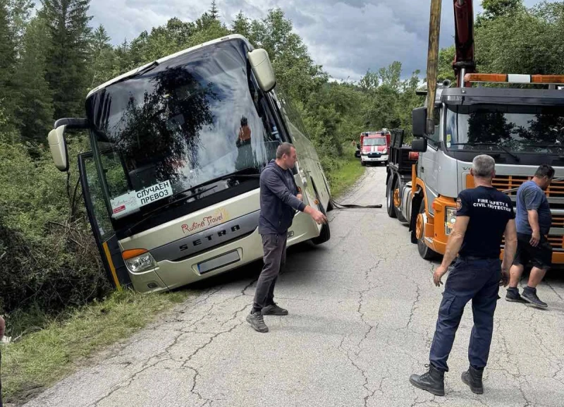 Автобус с 31 пътници катастрофира край Боженци