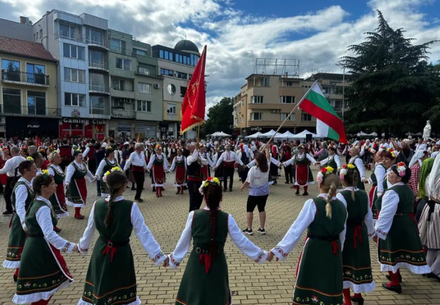 Над 800 души се включиха в националното надиграване по време на Празника на розата в Казанлък