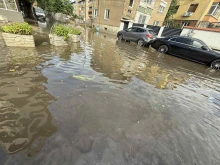 Улиците на Пазарджик потънаха под вода, кметът увери, че вече се отводняват