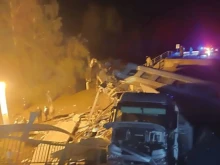 Най-малко седем загинали след срутване на мост върху пътнически влак в Западна Русия