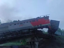 Втори мост се срути в Русия: Товарен влак в Курска област е затрупан