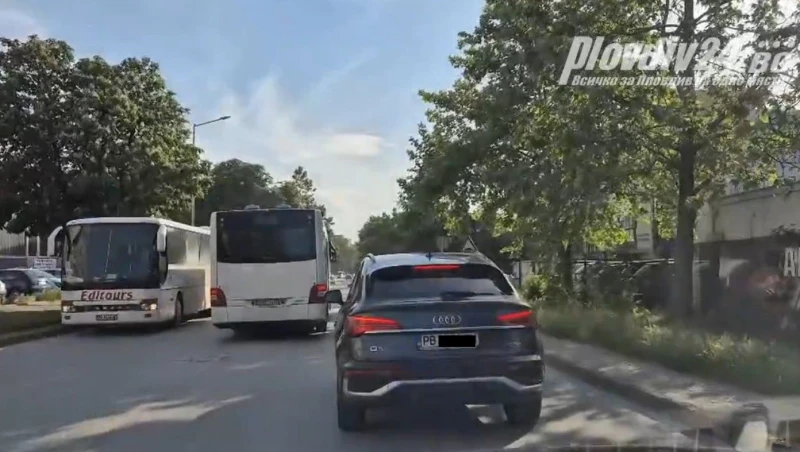 С риск от ПТП: Автобус на градския транспорт в насрещното, заради задръстване