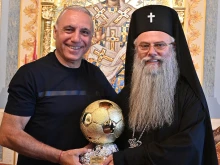 Христо Стоичков подари "Златната топка" на Митрополит Николай