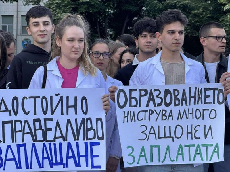 Пловдивски медици и студенти отново излизат на протест, затварят булевард