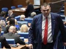 Делян Пеевски сезира КЗК за потенциален картел на "Лукойл" с горива