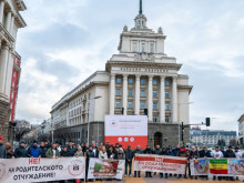 "Отчуждени, но не забравени": Фотоизложба на Моста на влюбените поставя фокус върху споделеното родителство в различните му нюанси