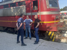 Министър Караджов с мерки за пътническите влакове: Да има климатици и бистра, а хигиената - безупречна