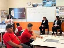 Наталия Киселова налбюдава час по литература, посветен на Христо Ботев, в Мездра