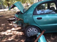 Мъж заби колата си в каменен зид