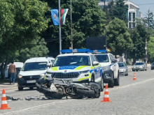Таксиметров автомобил блъсна моторист в София, мъжът е откаран в болница "Света Анна"