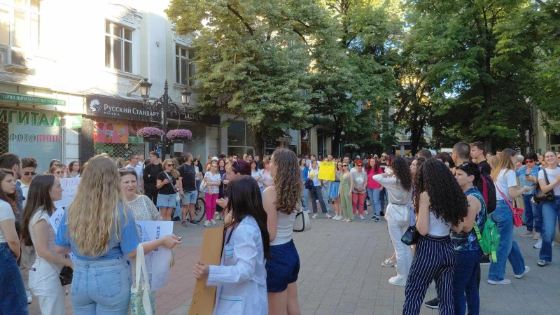 Млади медици излязоха пак на протест в Пловдив с искания за достойни условия на труд