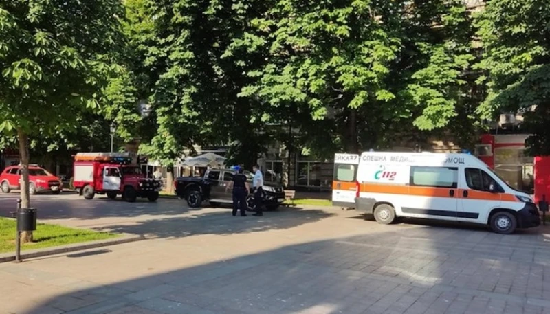 Възрастен мъж пропадна в дълбока водопроводна шахта в центъра на Русе