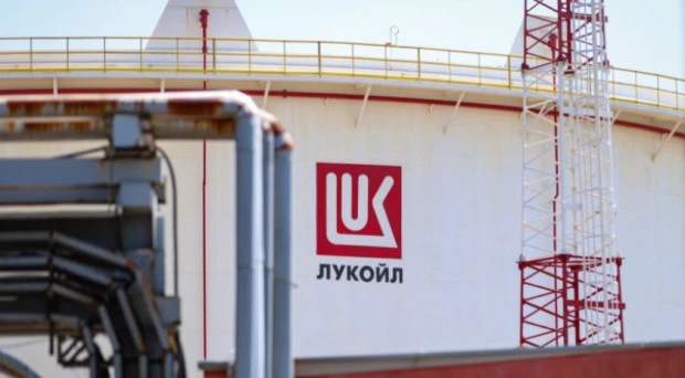 КЗП се самосезира и стартира спешна проверка за цените на горивата от "Лукойл"