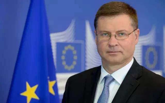 Добровскис поздрави България за приемането и в еврозоната