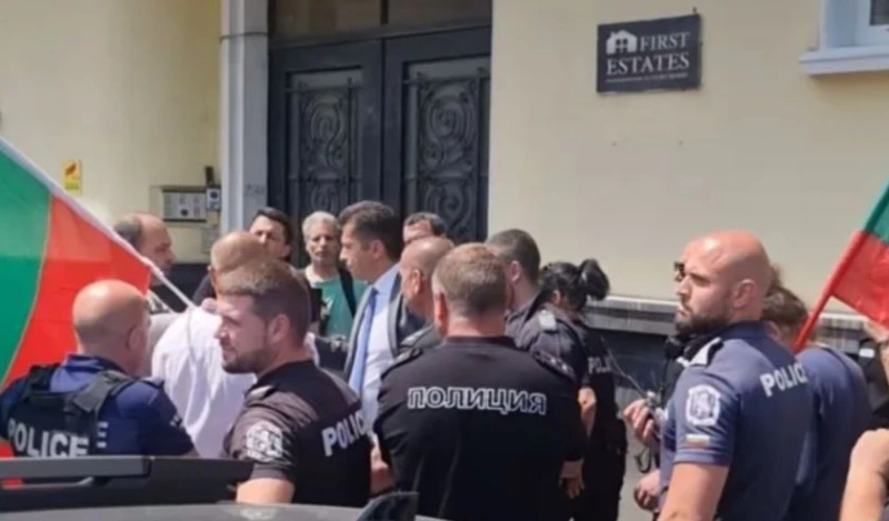 Даниел Митов за Кирил Петков: Без охраната на полицаите, тази смелост щеше да изглежда като друго реалити