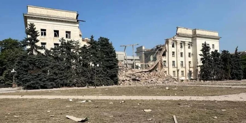 Руснаците пуснаха КАБ-ове върху областната държавна администрация на Херсон