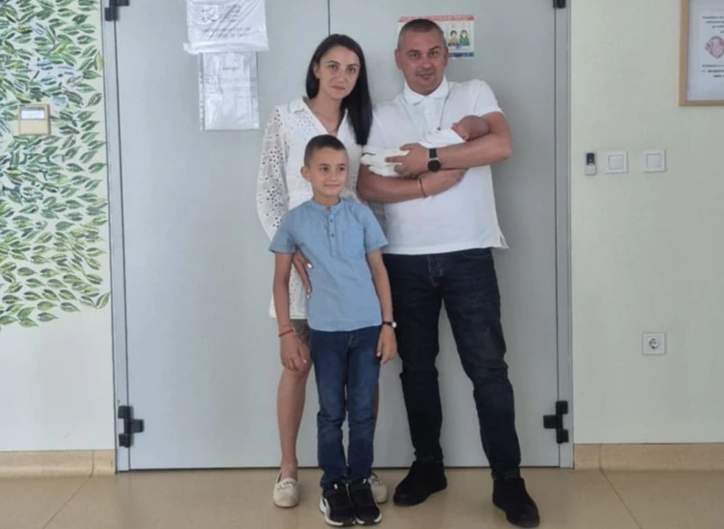Бебе, родено 750 грама на рождения ден на майка си, бе изписано от болница в Пловдив
