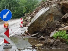 Камък падна върху кола на изхода на Кокаляне, има пострадал