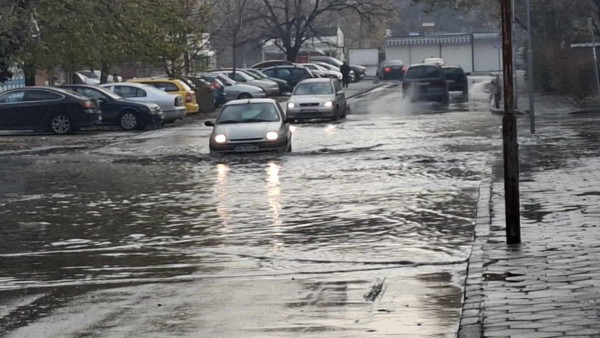 Улица "Ландос" в Пловдив е под вода! Аварията е много сериозна