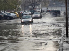 Улица "Ландос" в Пловдив е под вода! Аварията е много сериозна