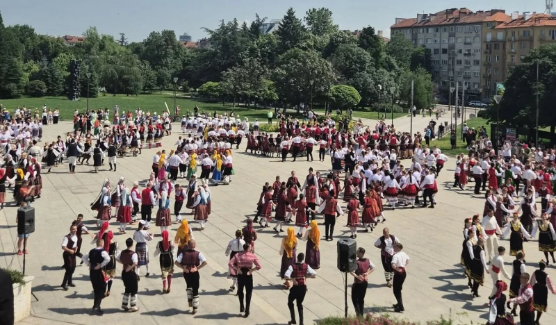За поредна година най-дългото хоро се изви пред НДК в София