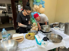 Уникалното кулинарно шоу "Фотографи готвят" представи в Казанлък общото между фотографията и храната 