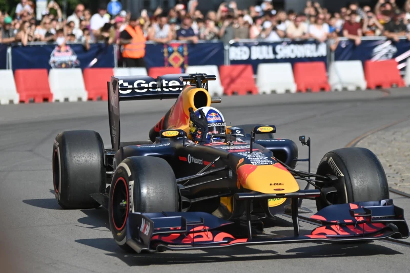 Истинско шоу в София: Никола Цолов профуча с болид от F1 в центъра на града