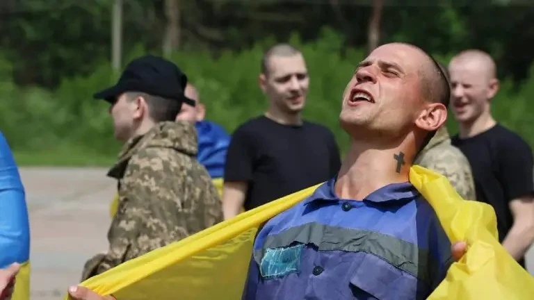 Украйна си върна от руски плен първата група ранени и военни на възраст до 25 години