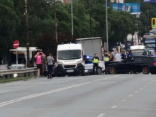 Двама полицаи пострадаха при катастрофа в София, издирват шофьор на БМВ