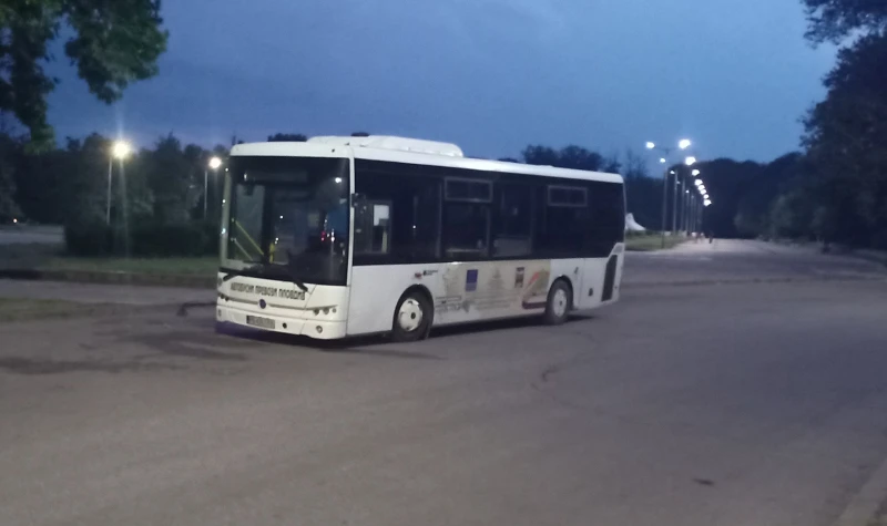 Автобус стои зарязан до Братската могила вече втори ден