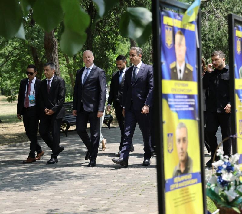 Росен Желязков и Володимир Зеленски поднесоха цветя на Алеята на героите в Одеса