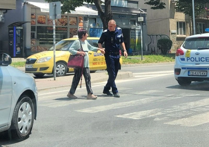 Полицай трогна минувачи с човечен жест