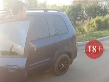 Този човек няма сърце! Влачи куче с колата си! Пред полицаите каза, че било мръсно!