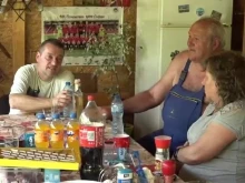 Заедно на маса: Привърженик на еврото, противник на еврото и жената, която ще обменя левовете в евро