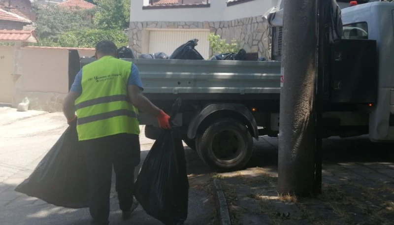 След сигнал на Plovdiv24.bg: Разчистиха боклуците на бездомник
