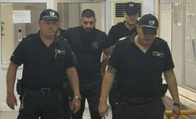 Георги имал киста на опашната кост