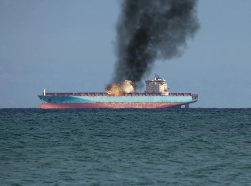 Пожар на нефтен танкер отне живота на четирима души в Индонезия 