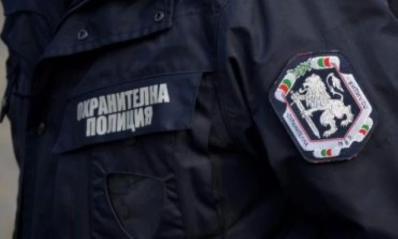 Двама русенски полицаи с обвинения за подкупи, ще искат постоянния им арест