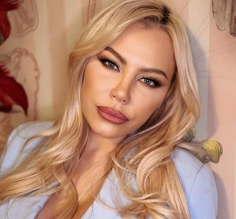 Камелия се закани