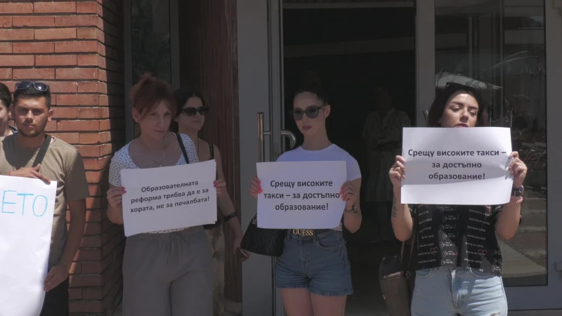 Студенти протестираха срещу увеличението на семестриалните такси, ръководството на ВТУ ги прие за разговор