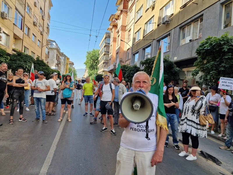 В защита на лева: Блокада пред сградата на Европейската комисия в София