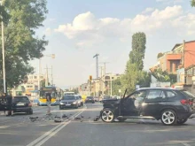 Катастрофа преди възлово кръстовище в столицата, части от автомобилите са разпръснати по пътното платно