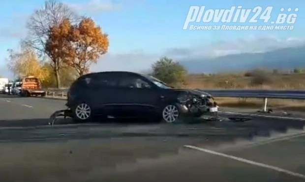 Жена и две деца са в болница след катастрофа в Пазарджишко