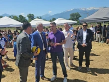 Министър Пешев си тръгна от Разлог с волейболна топка