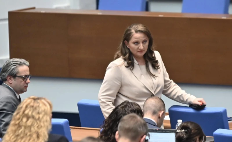 Деница Сачева: Радев си представя икономиката на централно подчинение. България няма да види такова управление