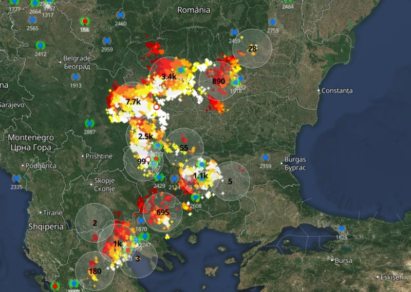 Над 10 000 светкавици удариха Западна България за 2 часа, има места без ток!