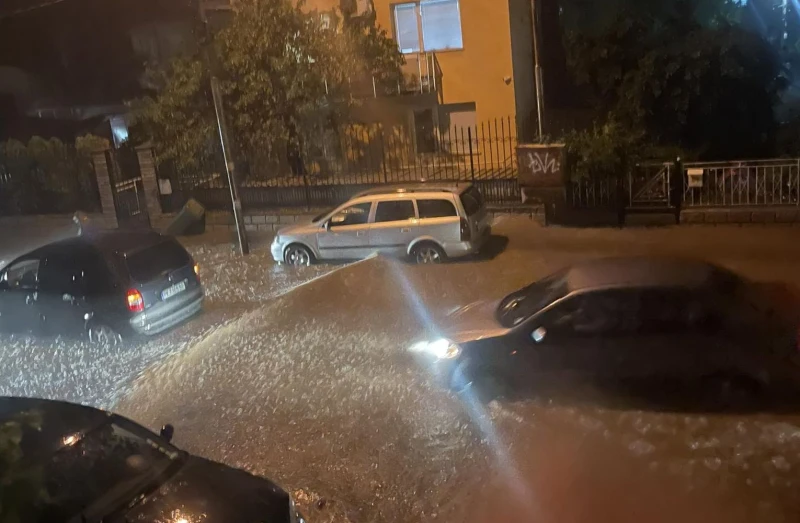 Владая се наводни, водата е до колене