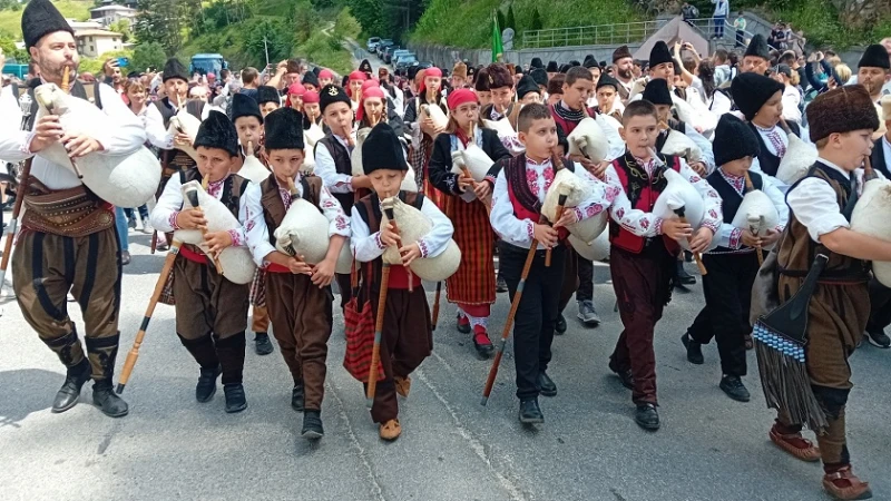 Стотици гайдари село Стойките