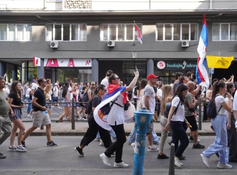 Десетки хиляди студенти се събират на масов протест в Белград срещу Вучич