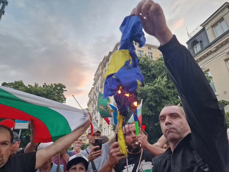 Протестът срещу еврото стигна до сградата на Столична община